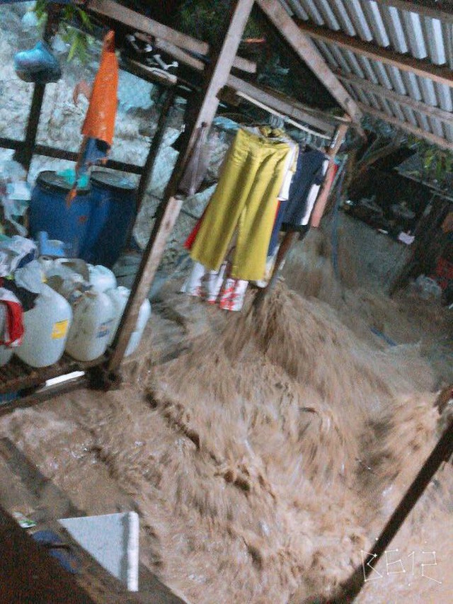 Chùm ảnh ngập lụt kinh hoàng ở TP. Nha Trang: Ô tô bơi như tàu ngầm, đồ vật trong nhà chìm dưới biển nước - Ảnh 23.