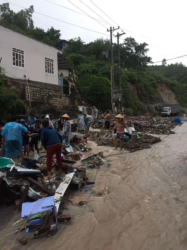 Chùm ảnh ngập lụt kinh hoàng ở TP. Nha Trang: Ô tô bơi như tàu ngầm, đồ vật trong nhà chìm dưới biển nước - Ảnh 24.