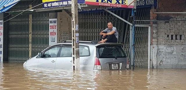 Chùm ảnh ngập lụt kinh hoàng ở TP. Nha Trang: Ô tô bơi như tàu ngầm, đồ vật trong nhà chìm dưới biển nước - Ảnh 4.