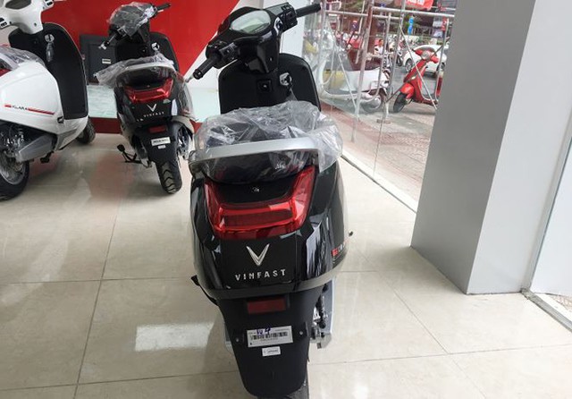 Xe máy điện VinFast Klara đã tới đại lý ở Hà Nội - Ảnh 4. Xe máy điện VinFast Klara đã tới đại lý ở Hà Nội - Ảnh 4.