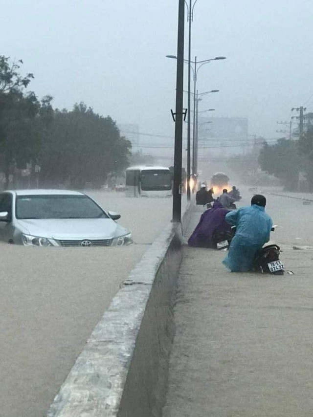 Chùm ảnh ngập lụt kinh hoàng ở TP. Nha Trang: Ô tô bơi như tàu ngầm, đồ vật trong nhà chìm dưới biển nước - Ảnh 7.