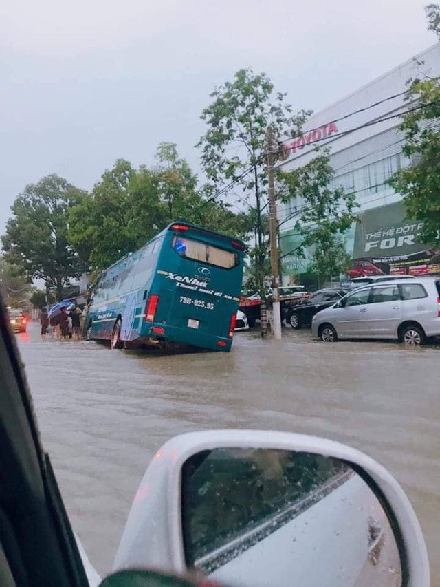 Chùm ảnh ngập lụt kinh hoàng ở TP. Nha Trang: Ô tô bơi như tàu ngầm, đồ vật trong nhà chìm dưới biển nước - Ảnh 8.