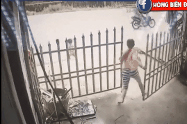 Clip: Khách về quên cài cổng, bé trai lao thẳng ra đường lớn gây ra cảnh tượng kinh hoàng