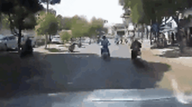 Chờ đèn đỏ ngay chỗ hiểm, người đàn ông bị ô tô "dí còi vào tai" và hành xử khó hiểu sau đó