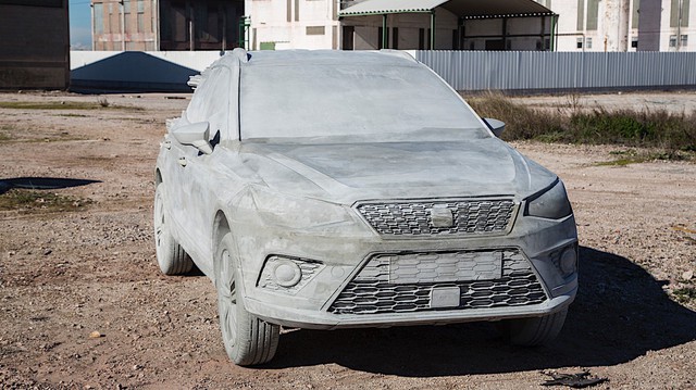 Bất ngờ với chiếc SUV được chế tạo vô cùng kỳ công: 15 tấn xi măng, một năm trời ròng rã