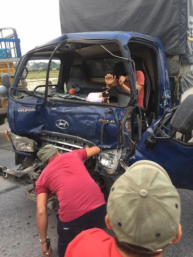 Giải cứu tài xế xe tải mắc kẹt sau va chạm, tài xế taxi gặp họa bất ngờ ngay sau đó - Ảnh 3.