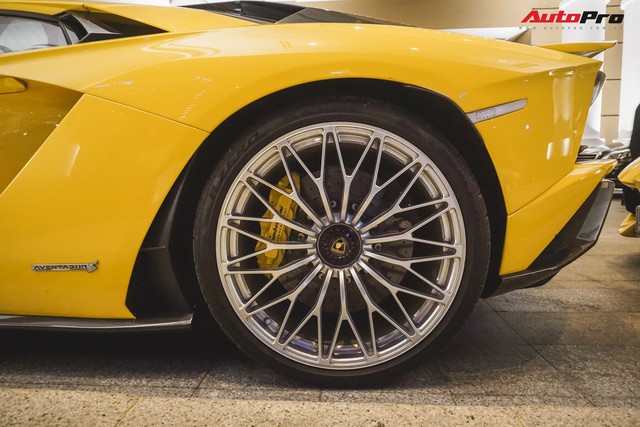 Đại gia sở hữu Lamborghini Aventador S đến nhận Bentley Mulsanne EWB chính hãng - Ảnh 6. Đại gia sở hữu Lamborghini Aventador S đến nhận Bentley Mulsanne EWB chính hãng - Ảnh 6.