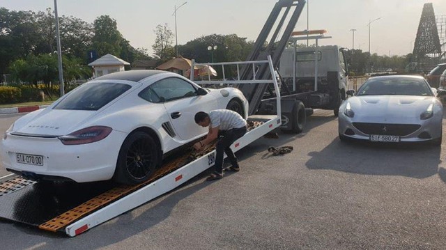 Siêu xe Ferrari California T hàng hiếm cùng Porsche Cayman của ông chủ cà phê Trung Nguyên bất ngờ được đưa đến Hà Nội