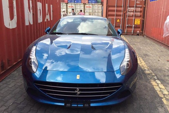 Siêu xe Ferrari California T hàng hiếm cùng Porsche Cayman của ông chủ cà phê Trung Nguyên bất ngờ được đưa đến Hà Nội - Ảnh 1.