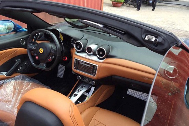 Siêu xe Ferrari California T hàng hiếm cùng Porsche Cayman của ông chủ cà phê Trung Nguyên bất ngờ được đưa đến Hà Nội - Ảnh 3. Siêu xe Ferrari California T hàng hiếm cùng Porsche Cayman của ông chủ cà phê Trung Nguyên bất ngờ được đưa đến Hà Nội - Ảnh 3.