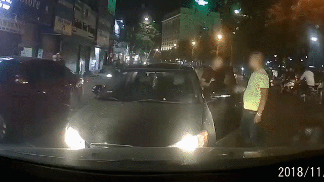 Clip: Bật đèn pha vô tội vạ, tài xế xe con bị "xử nóng" ngay giữa phố