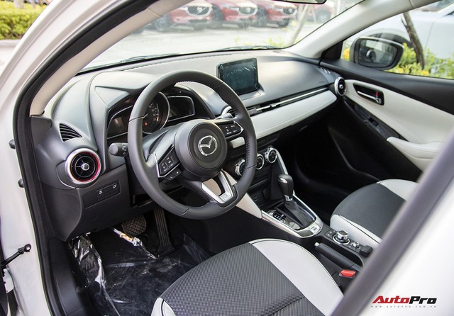 Không gian nội thất Mazda 2: Đơn giản nhưng rất đẹp mắt | AutoFun