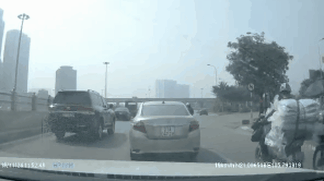 Clip: Tất cả chú ý vào chiếc ô tô đi trước nhưng điều khiến tài xế 'hú hồn' không nằm ở đó