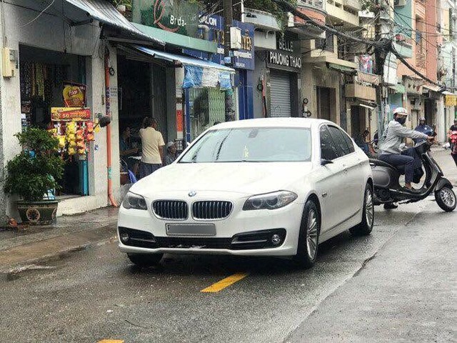 Xe sang Mercedes, BMW chết máy, nằm im lìm trên phố, mất cả gương khi chờ cứu hộ sau bão số 9 - Ảnh 9. Xe sang Mercedes, BMW chết máy, nằm im lìm trên phố, mất cả gương khi chờ cứu hộ sau bão số 9 - Ảnh 9.