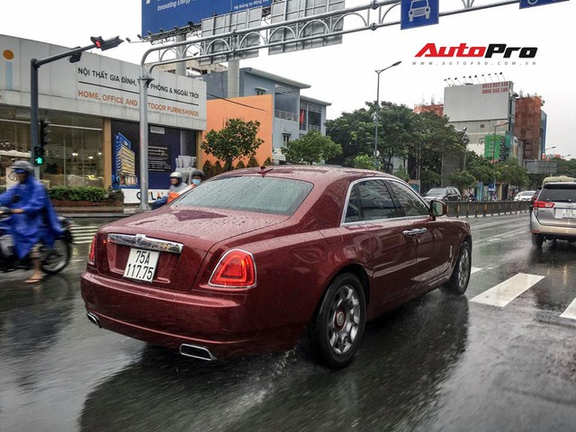 Mặc cho cơn bão số 9, đại gia Sài Gòn vẫn sử dụng xe siêu sang Rolls-Royce Ghost - Ảnh 3.