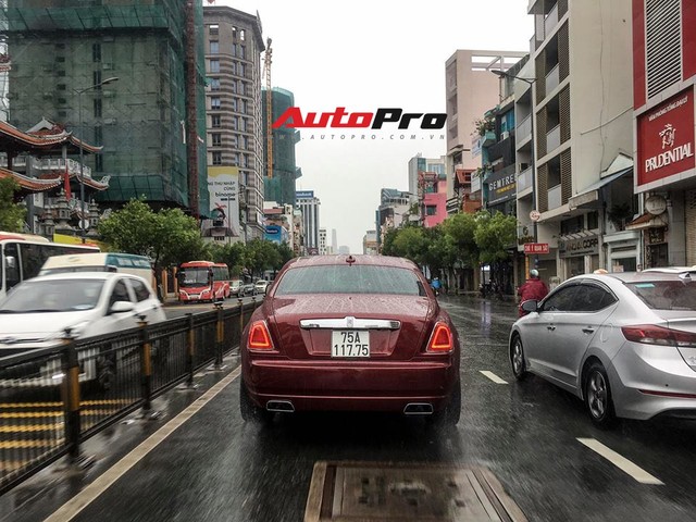 Mặc cho cơn bão số 9, đại gia Sài Gòn vẫn sử dụng xe siêu sang Rolls-Royce Ghost - Ảnh 5.