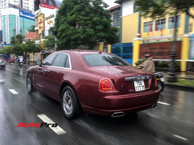 Mặc cho cơn bão số 9, đại gia Sài Gòn vẫn sử dụng xe siêu sang Rolls-Royce Ghost - Ảnh 4.