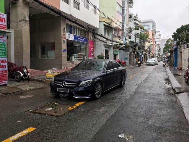 Xe sang Mercedes, BMW chết máy, nằm im lìm trên phố, mất cả gương khi chờ cứu hộ sau bão số 9 - Ảnh 8.