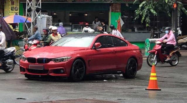 Xe sang Mercedes, BMW chết máy, nằm im lìm trên phố, mất cả gương khi chờ cứu hộ sau bão số 9 - Ảnh 12. Xe sang Mercedes, BMW chết máy, nằm im lìm trên phố, mất cả gương khi chờ cứu hộ sau bão số 9 - Ảnh 12.