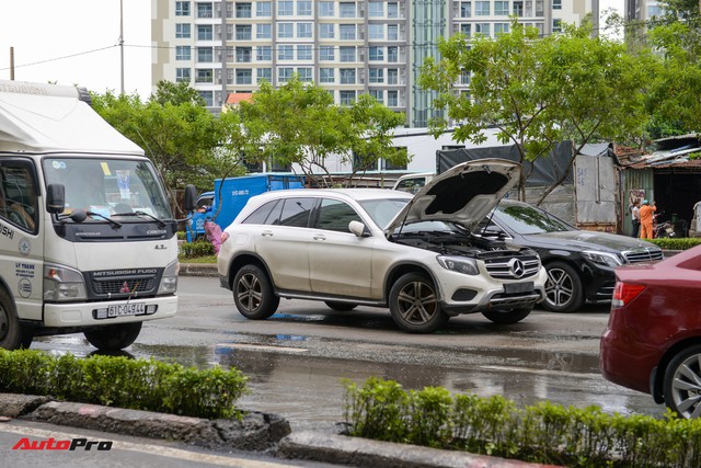 Xe sang Mercedes, BMW chết máy, nằm im lìm trên phố, mất cả gương khi chờ cứu hộ sau bão số 9 - Ảnh 2.