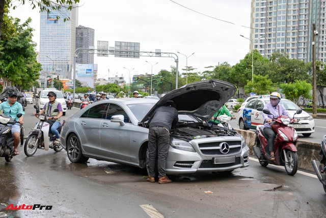 Xe sang Mercedes, BMW chết máy, nằm im lìm trên phố, mất cả gương khi chờ cứu hộ sau bão số 9 - Ảnh 1.