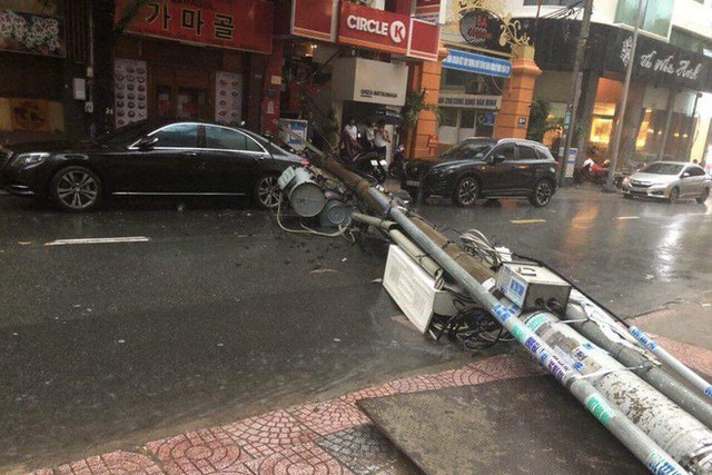 Maserati vừa đi vừa đẩy trong bão lớn ở Sài Gòn - Ảnh 2.