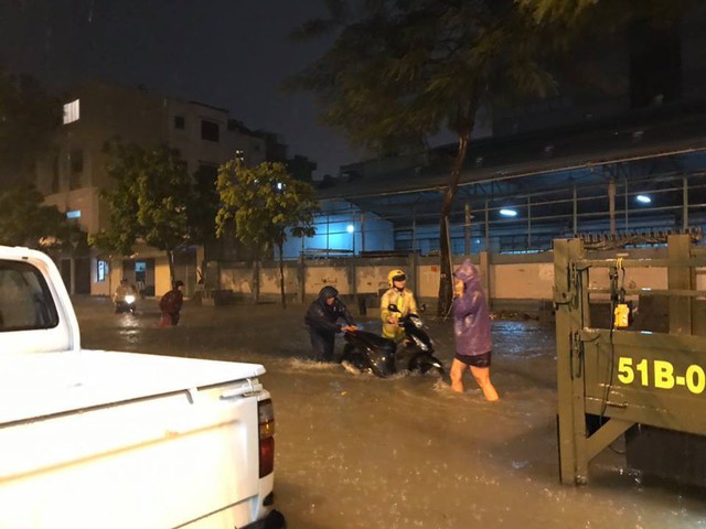 Hàng loạt xe chết máy giữa cơn mưa như trút nước ở Sài Gòn, CSGT phải dùng xe chuyên dụng cứu hộ - Ảnh 1.