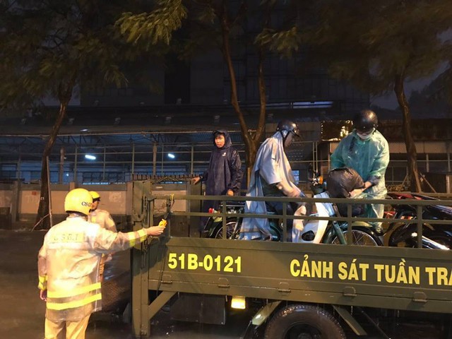 Hàng loạt xe chết máy giữa cơn mưa như trút nước ở Sài Gòn, CSGT phải dùng xe chuyên dụng cứu hộ - Ảnh 2.