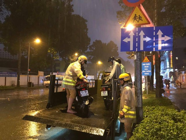 Hàng loạt xe chết máy giữa cơn mưa như trút nước ở Sài Gòn, CSGT phải dùng xe chuyên dụng cứu hộ - Ảnh 3.