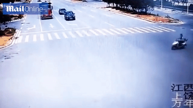 Vừa lái xe máy vừa nghe nhạc, người đàn ông thoát chết thần kỳ sau 2 lần suýt bị xe tải chèn qua