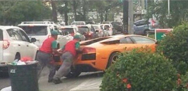 Siêu xe Lamborghini Murcielago chết máy, may nhờ có Toyota Yaris giúp đỡ - Ảnh 1.
