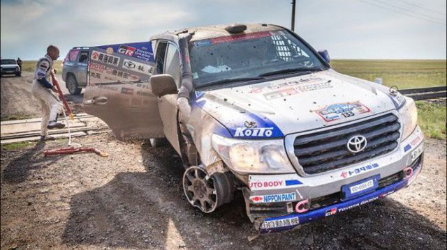 Góc fan Toyota tự hào: Land Cruiser mất bánh nhưng vẫn chạy đua địa hình suốt 70 km