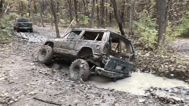 Đi phượt địa hình nhưng bị sa lầy, Jeep Cherokee cũ vỡ tung thành 2 mảnh