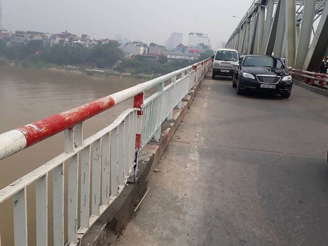 Vụ ô tô lao xuống sông Hồng: Cho ô tô đi làn xe máy là sai thiết kế - Ảnh 1.