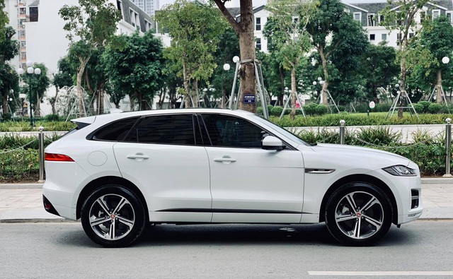 Mới lăn bánh 868 km, Jaguar F-Pace R-Sport đã bị đại gia Việt bán vội với giá trên 4 tỷ đồng - Ảnh 6. Mới lăn bánh 868 km, Jaguar F-Pace R-Sport đã bị đại gia Việt bán vội với giá trên 4 tỷ đồng - Ảnh 6.
