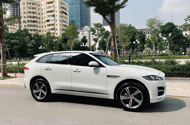 Mới lăn bánh 868 km, Jaguar F-Pace R-Sport đã bị đại gia Việt bán vội với giá trên 4 tỷ đồng - Ảnh 5. Mới lăn bánh 868 km, Jaguar F-Pace R-Sport đã bị đại gia Việt bán vội với giá trên 4 tỷ đồng - Ảnh 5.