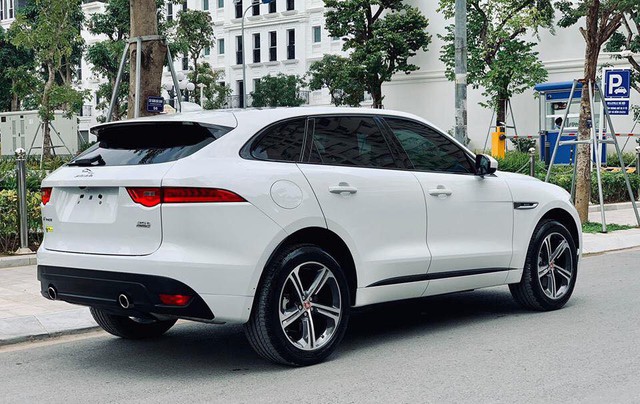 Mới lăn bánh 868 km, Jaguar F-Pace R-Sport đã bị đại gia Việt bán vội với giá trên 4 tỷ đồng - Ảnh 8. Mới lăn bánh 868 km, Jaguar F-Pace R-Sport đã bị đại gia Việt bán vội với giá trên 4 tỷ đồng - Ảnh 8.