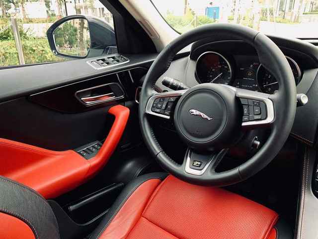 Mới lăn bánh 868 km, Jaguar F-Pace R-Sport đã bị đại gia Việt bán vội với giá trên 4 tỷ đồng - Ảnh 11. Mới lăn bánh 868 km, Jaguar F-Pace R-Sport đã bị đại gia Việt bán vội với giá trên 4 tỷ đồng - Ảnh 11.