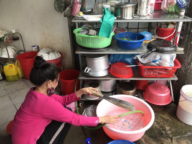 Vụ người đi xe máy chặt tay tài xế ô tô: Bất ngờ với lời kể của nhân chứng - Ảnh 2. Vụ người đi xe máy chặt tay tài xế ô tô: Bất ngờ với lời kể của nhân chứng - Ảnh 2.