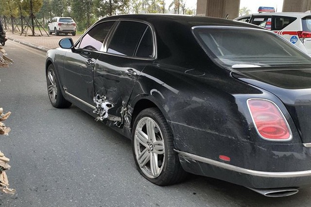 Bentley Mulsanne hàng chục tỷ đồng bị thủng sườn sau va chạm liên hoàn tại Hà Nội - Ảnh 1.