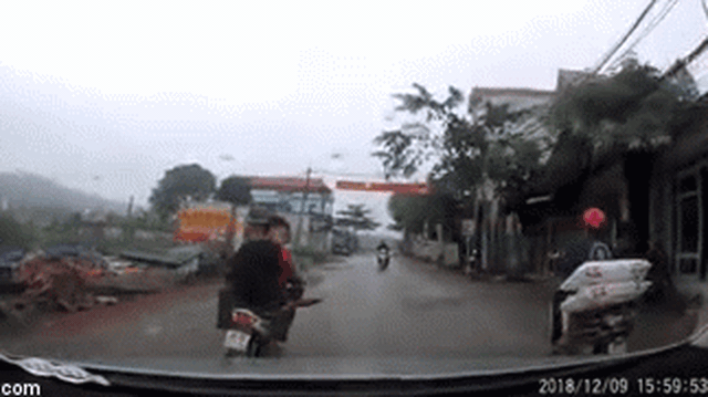 3 thanh niên tạt đầu ô tô rồi quay lại cười đểu tài xế, 3 giây sau họ phải nhận cái kết bẽ bàng