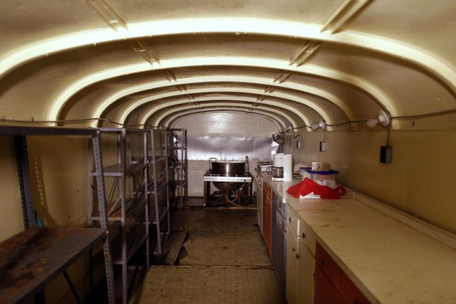 [Vietsub] Cụ ông 83 tuổi dành 50 năm để xây dựng hầm trú ẩn hạt nhân từ 42 chiếc xe buýt - Ảnh 1.