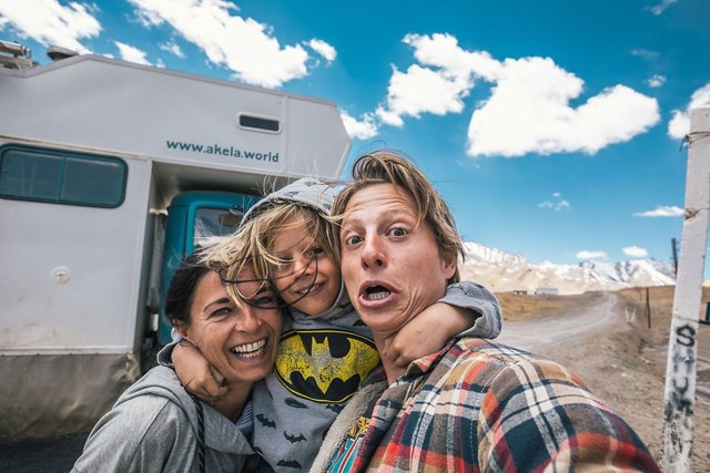 Bỏ lại cuộc sống bận rộn, gia đình 3 người lái xe tải đi khắp thế gian và cho ra những bức ảnh đẹp rụng rời - Ảnh 15.