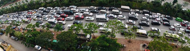 Kinh ngạc hàng trăm ô tô đứng sát nhau, kẹt cứng không lối thoát ở Hà Nội - Ảnh 5. Kinh ngạc hàng trăm ô tô đứng sát nhau, kẹt cứng không lối thoát ở Hà Nội - Ảnh 5.