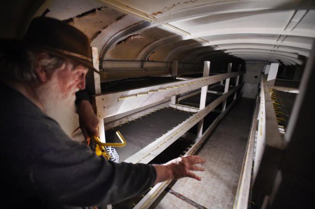 [Vietsub] Cụ ông 83 tuổi dành 50 năm để xây dựng hầm trú ẩn hạt nhân từ 42 chiếc xe buýt - Ảnh 8.