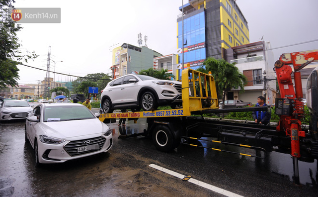 Hàng nghìn ô tô, xe máy bị đuối nước ở Đà Nẵng xếp hàng dài chờ cấp cứu - Ảnh 2.
