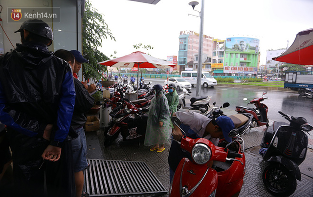 Hàng nghìn ô tô, xe máy bị đuối nước ở Đà Nẵng xếp hàng dài chờ cấp cứu - Ảnh 13.