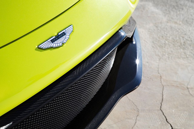HOT: Đồng loạt khui công hai xe Aston Martin chính hãng, có V8 Vantage thế hệ mới nhất - Ảnh 7.