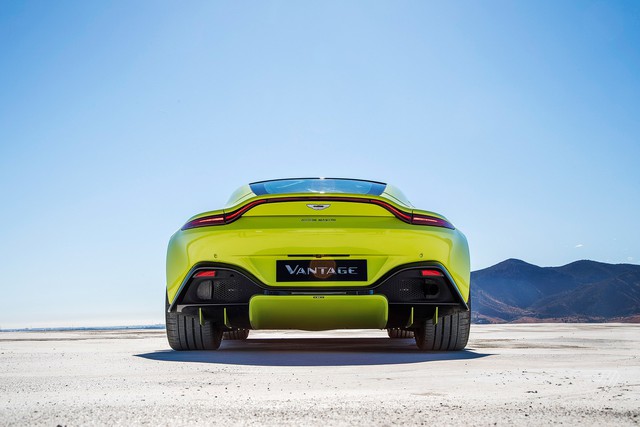 HOT: Đồng loạt khui công hai xe Aston Martin chính hãng, có V8 Vantage thế hệ mới nhất - Ảnh 6.