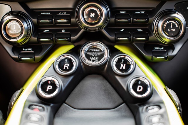 HOT: Đồng loạt khui công hai xe Aston Martin chính hãng, có V8 Vantage thế hệ mới nhất - Ảnh 12.